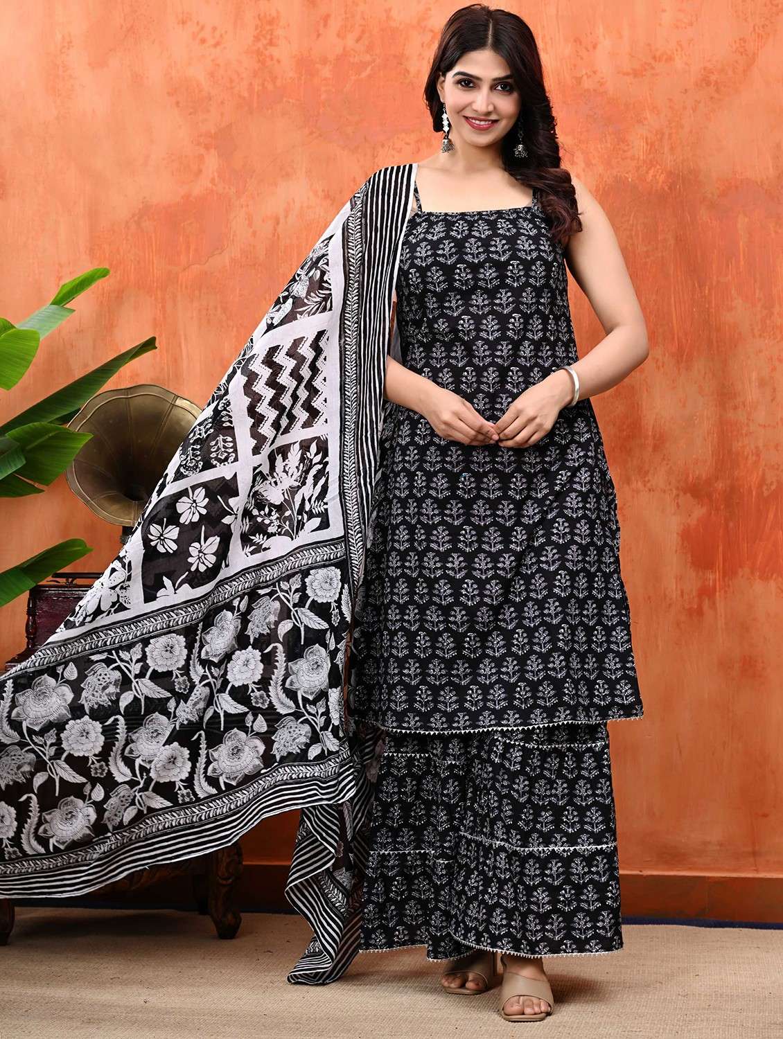 women black printed kurta sharara set - 21559747 -  Standard Image - 1