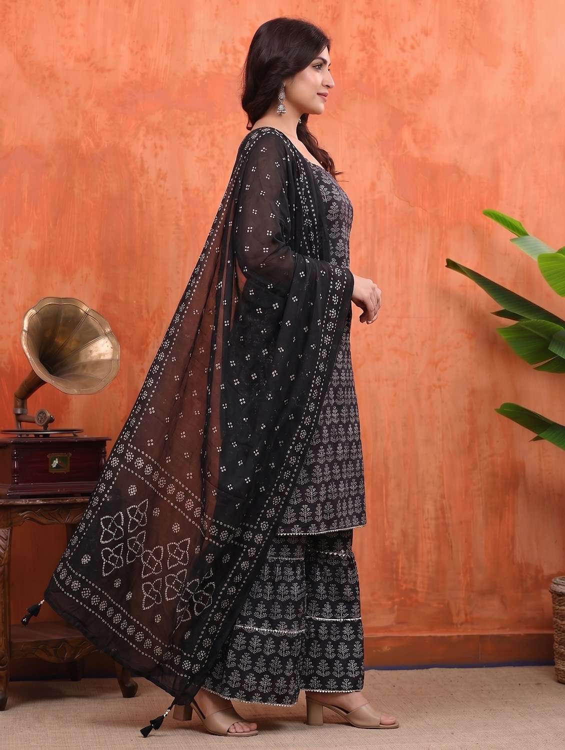 women black printed kurta sharara set - 21559747 -  Standard Image - 4