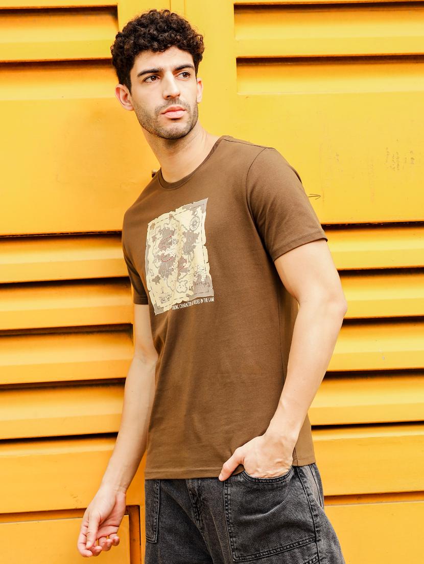 men round neck chest print t-shirt - 21563292 - Standard Image - 1
