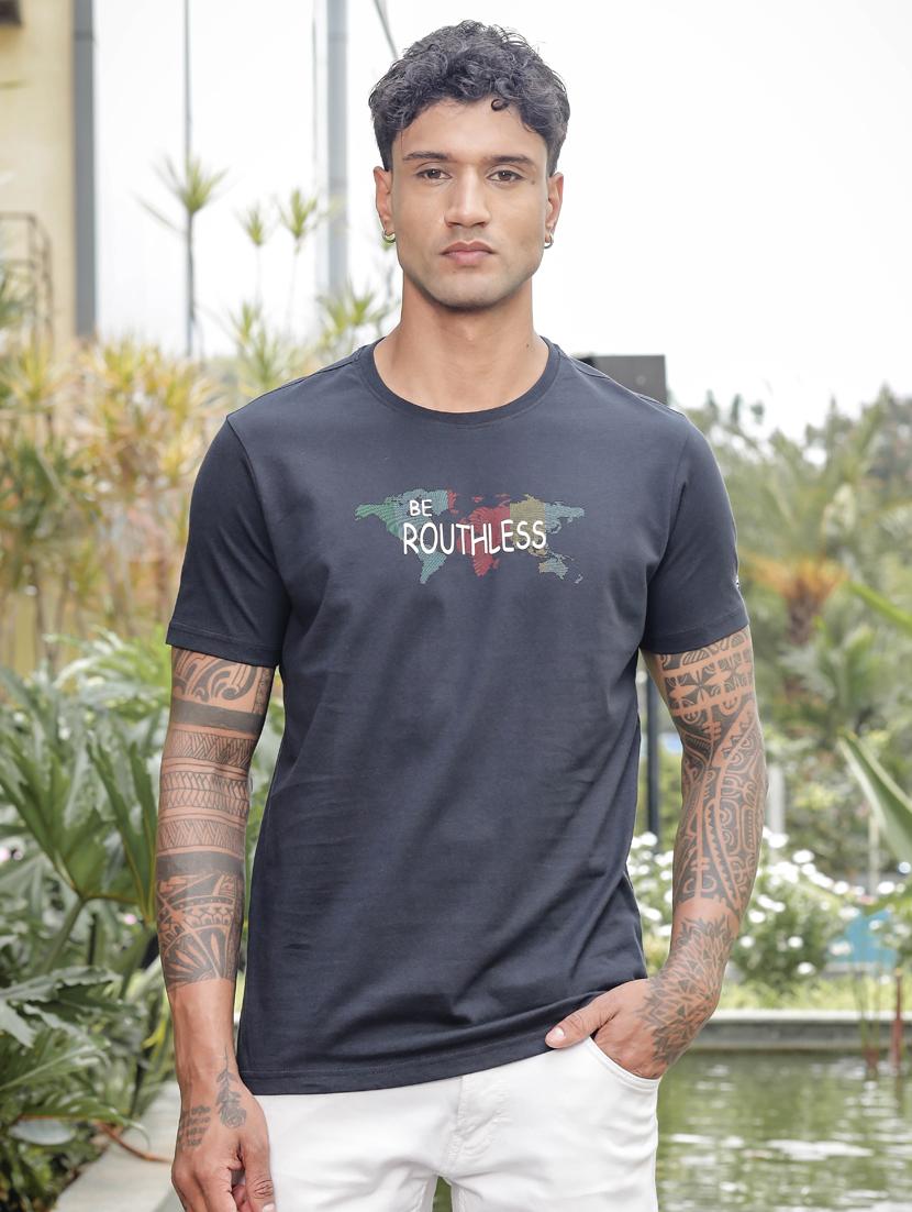 men round neck chest print t-shirt - 21563310 -  Zoom Image - 0
