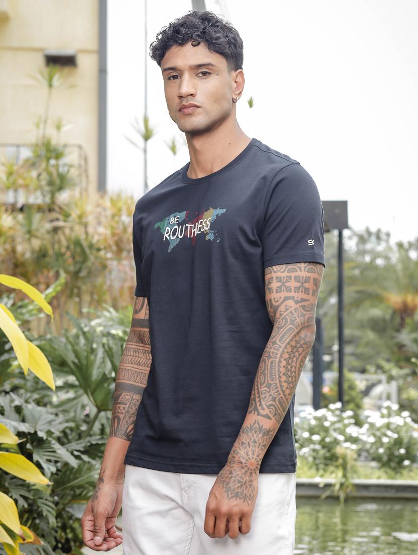 men round neck chest print t-shirt - 21563310 - Standard Image - 1