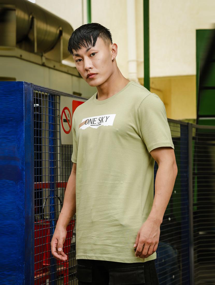 men round neck chest print t-shirt - 21563317 - Standard Image - 1