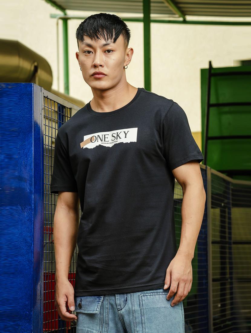 men round neck chest print t-shirt - 21563318 - Zoom Image - 0