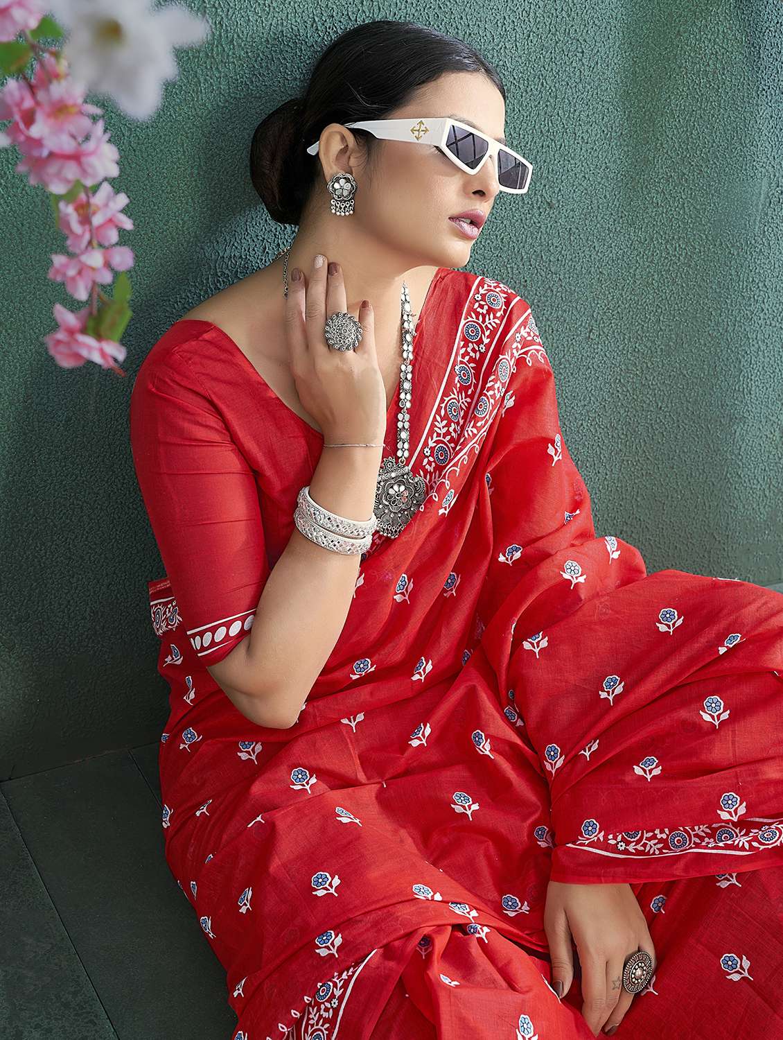 women printed saree with blouse - 21568882 -  Standard Image - 1