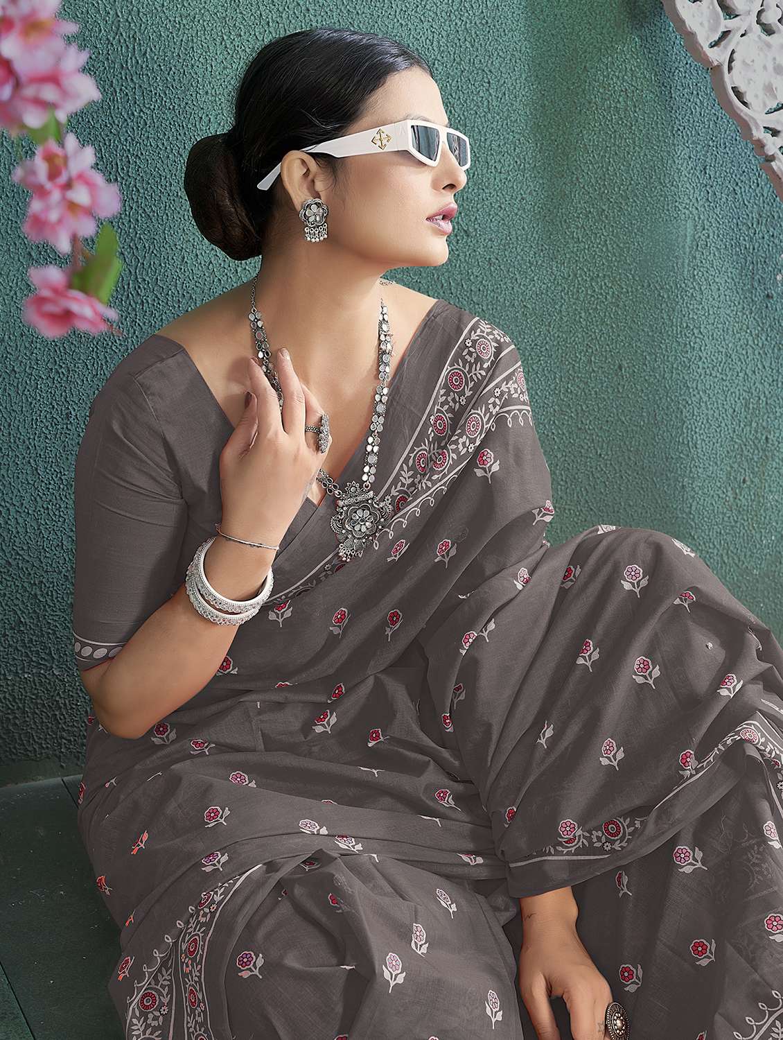 women printed saree with blouse - 21568885 -  Standard Image - 1