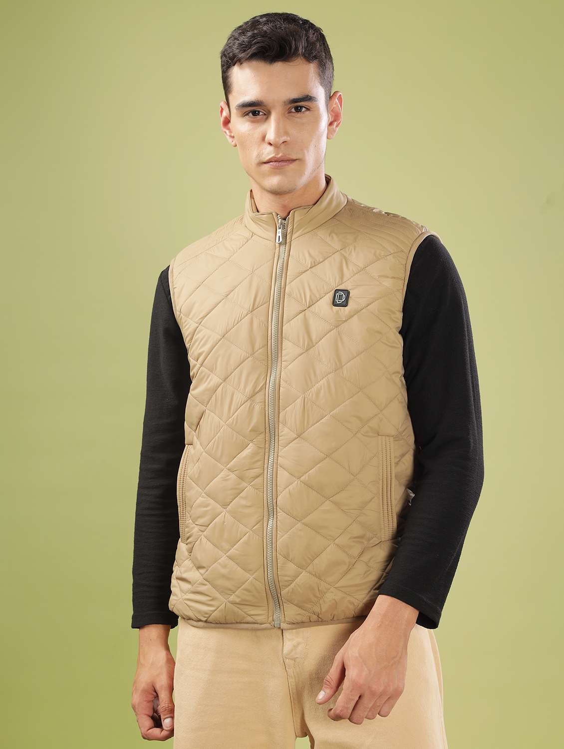 men solid sleeveles quilted jacket