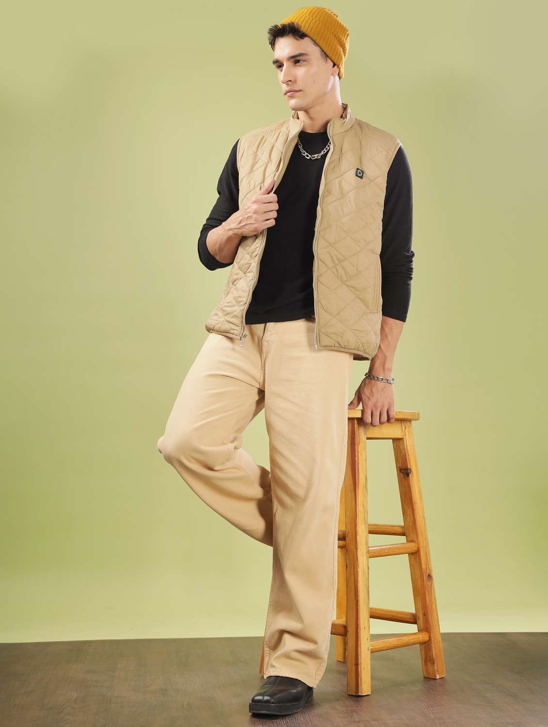 men solid sleeveles quilted jacket - 21586678 -  Standard Image - 4