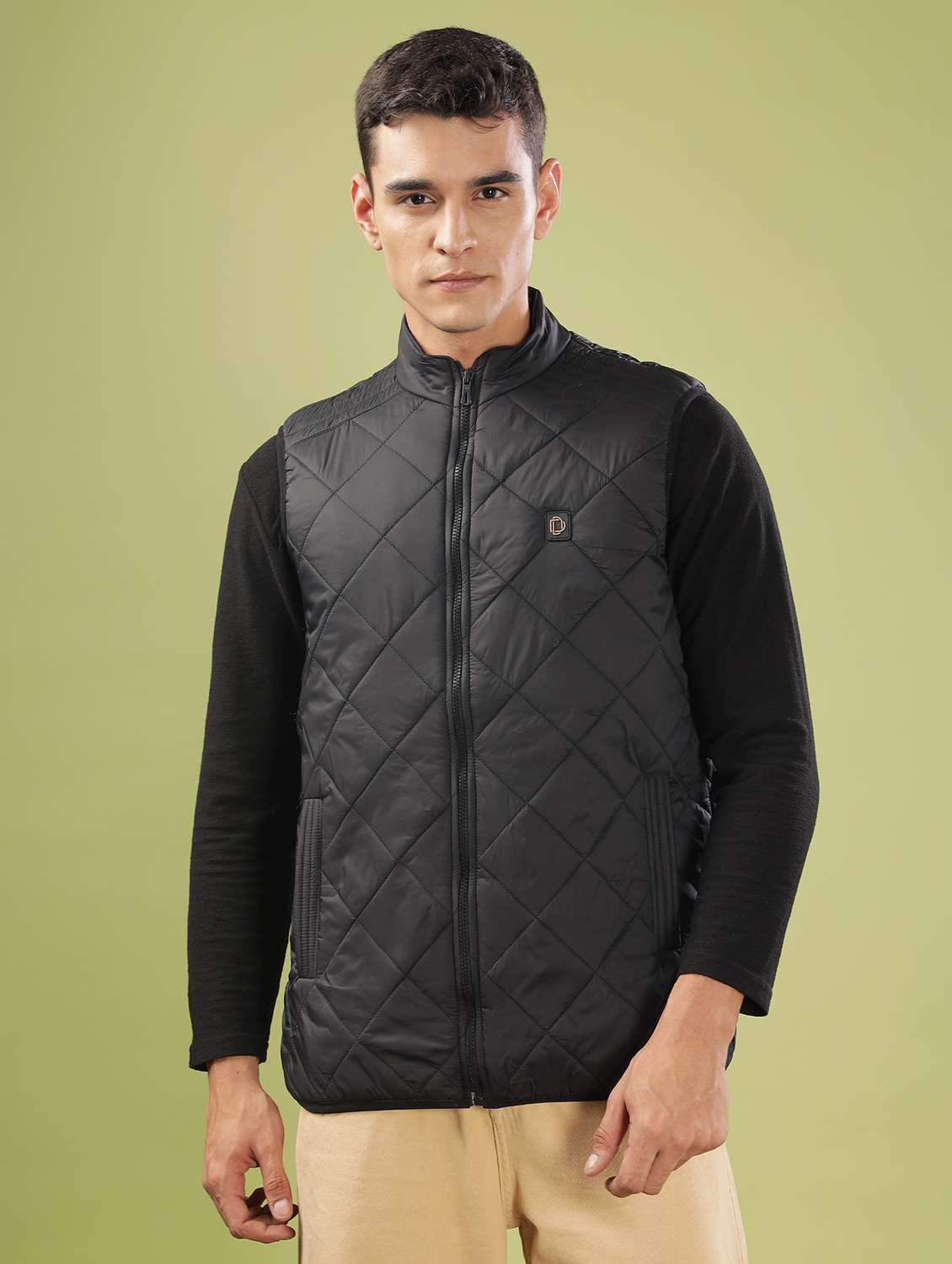 men solid sleeveles quilted jacket