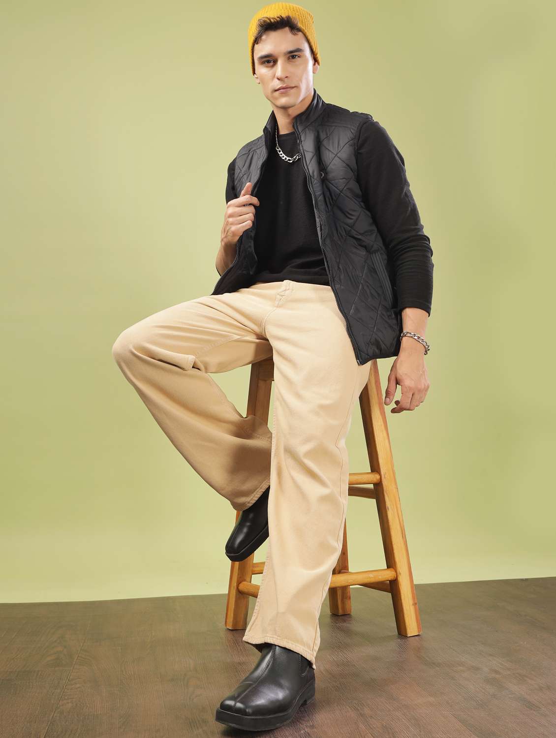 men solid sleeveles quilted jacket - 21586679 -  Standard Image - 4