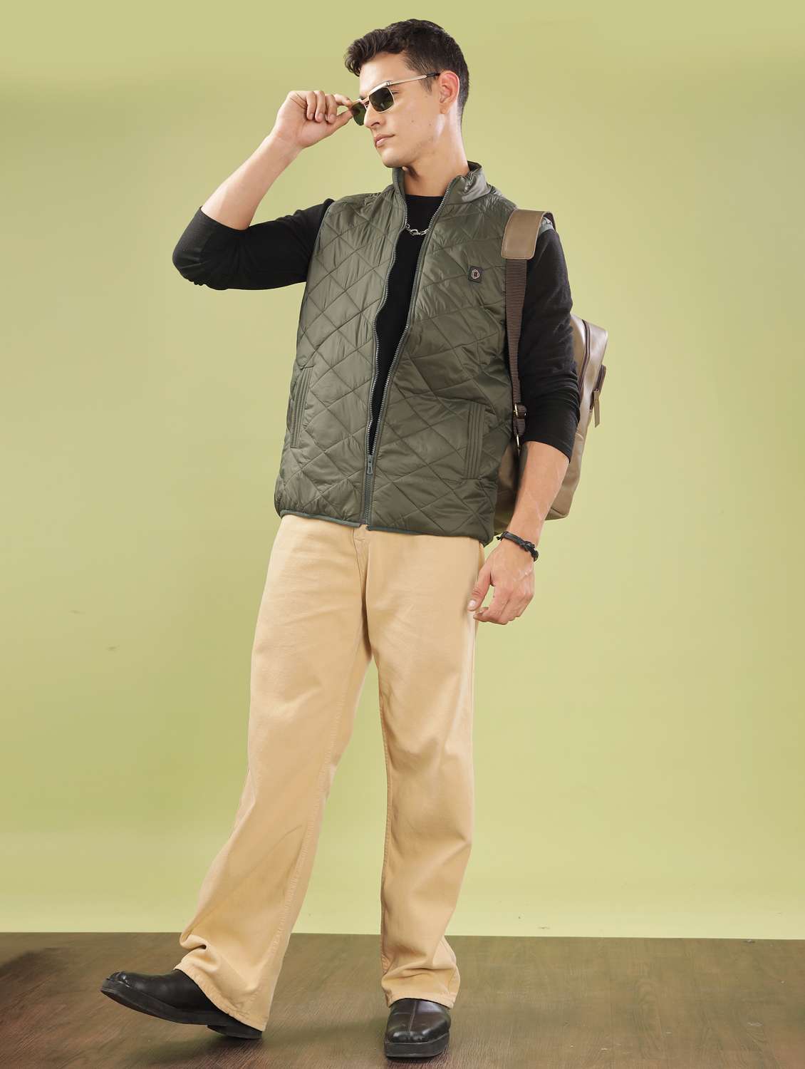 men solid sleeveles quilted jacket - 21586680 -  Standard Image - 4