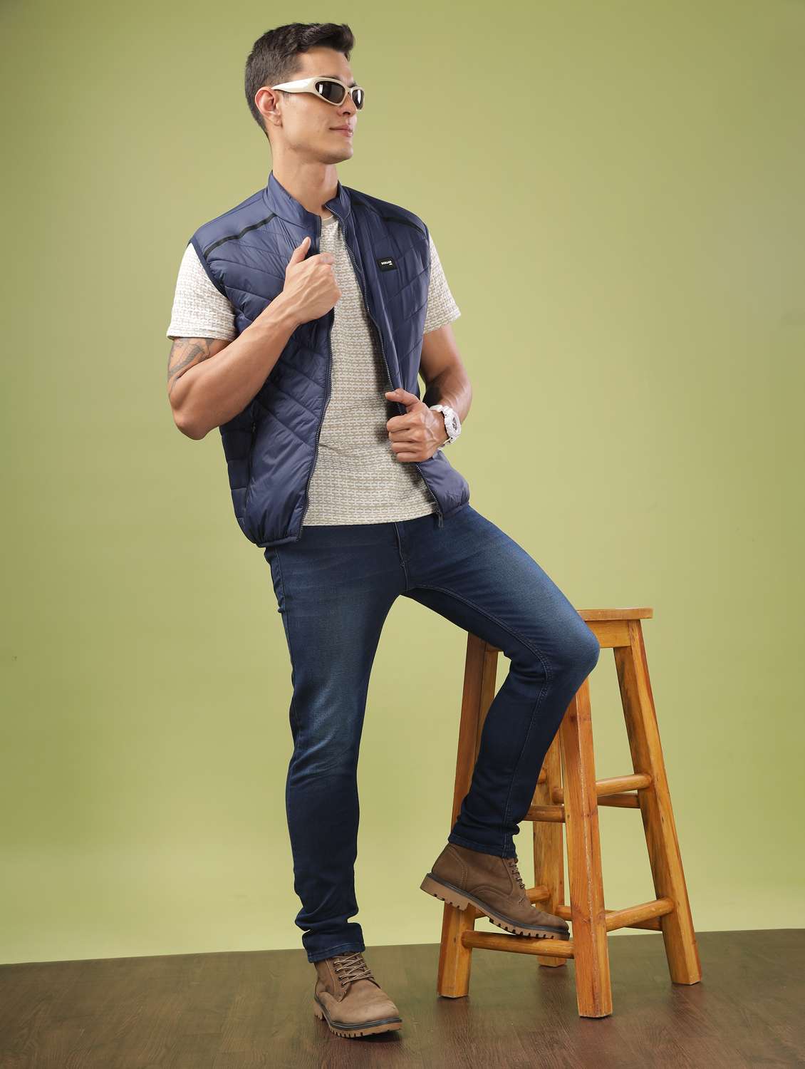 men solid sleeveles quilted jacket - 21586682 -  Standard Image - 4