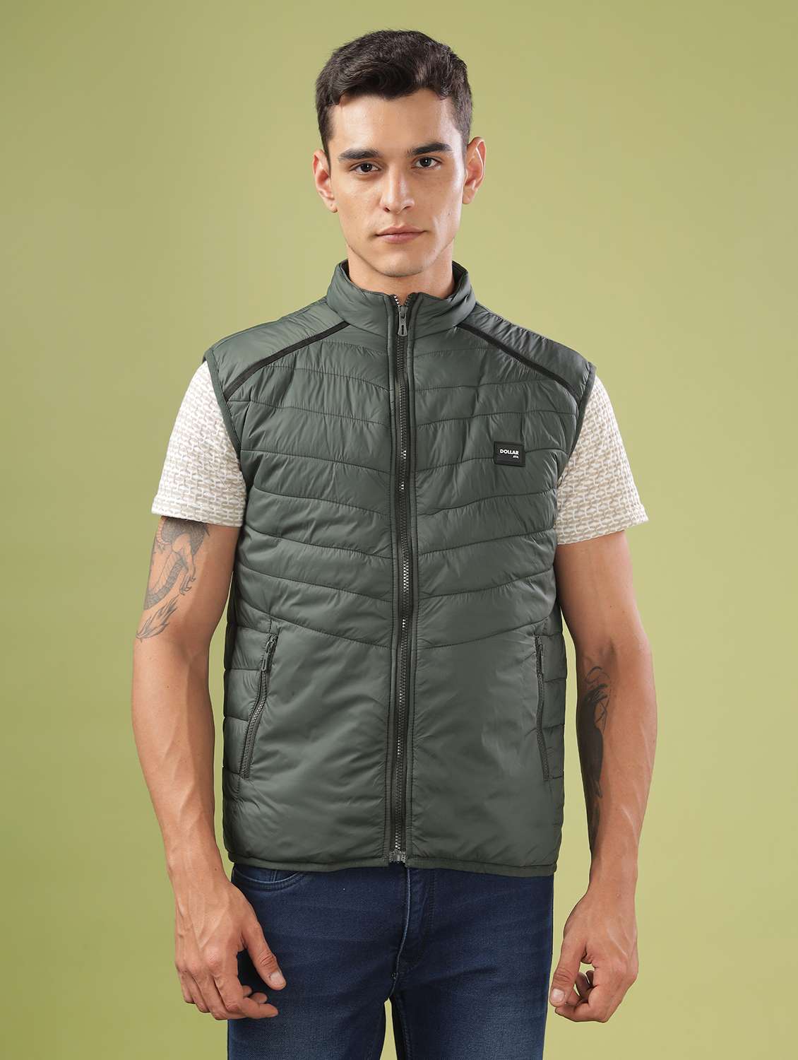 men solid sleeveles quilted jacket