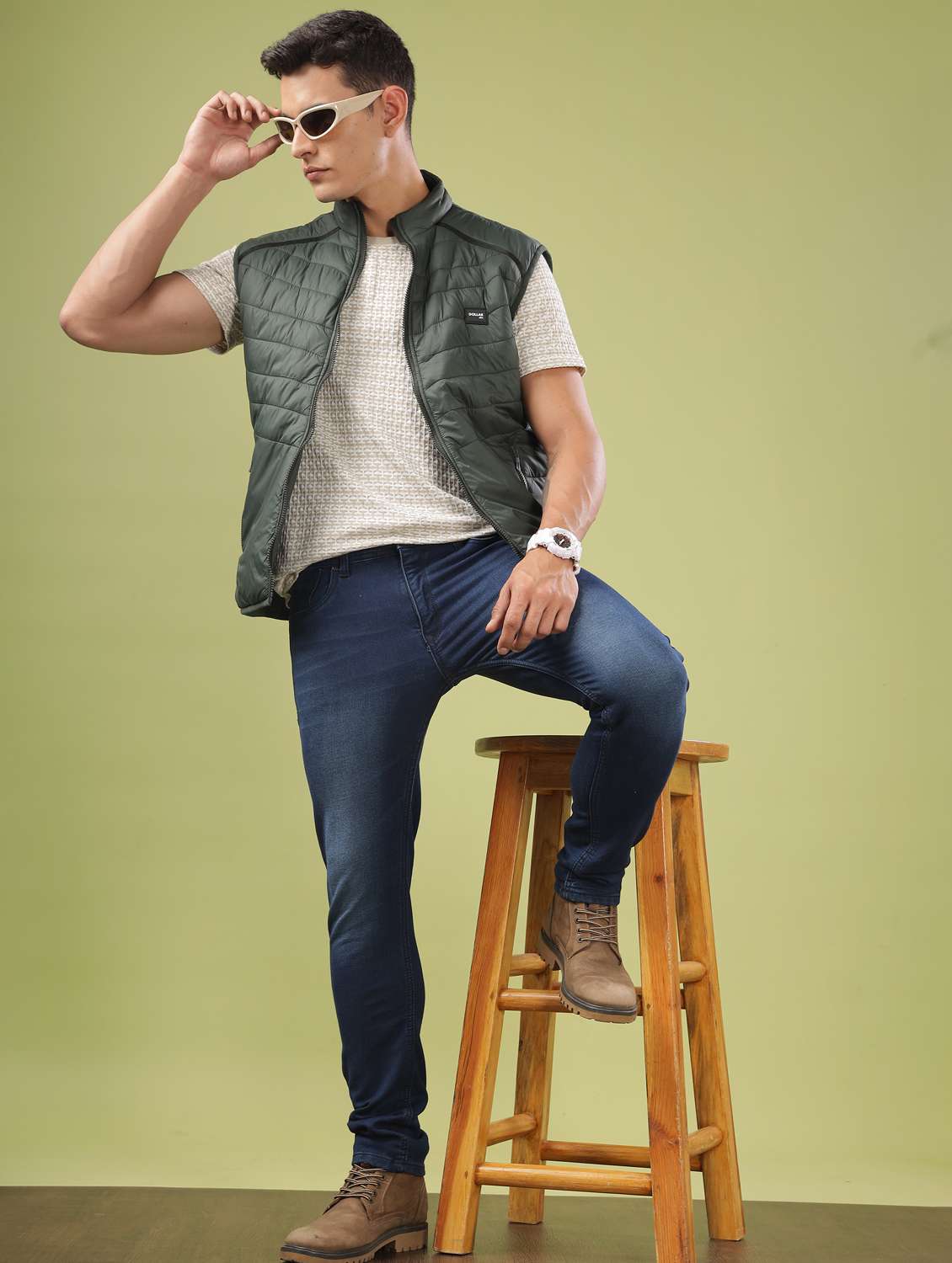 men solid sleeveles quilted jacket - 21586683 -  Standard Image - 4