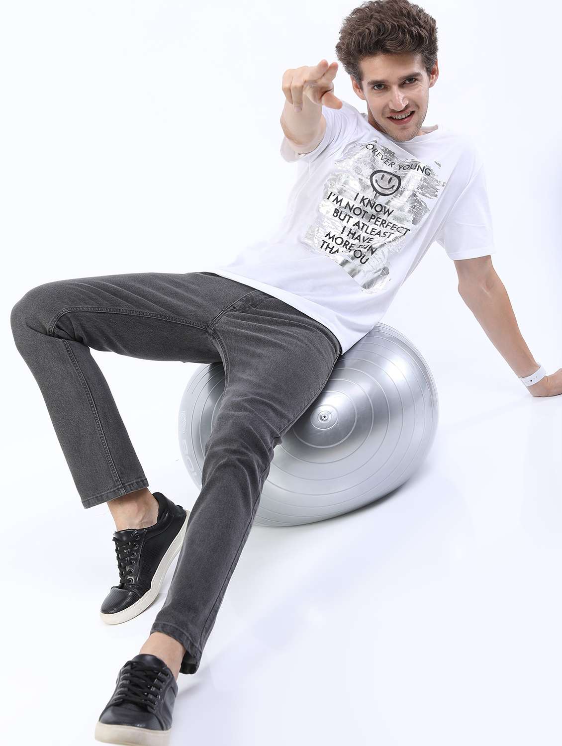 men mid rise plain jeans - 21596022 -  Standard Image - 4