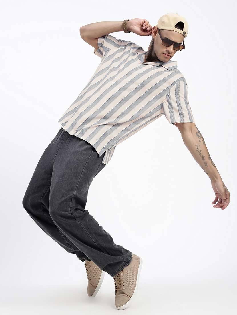 men short sleeves striped casual shirt - 21597484 -  Standard Image - 4