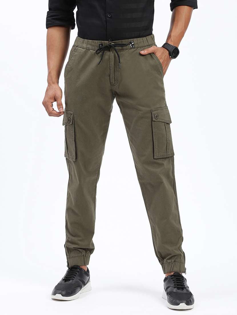 men solid regular fit cargo