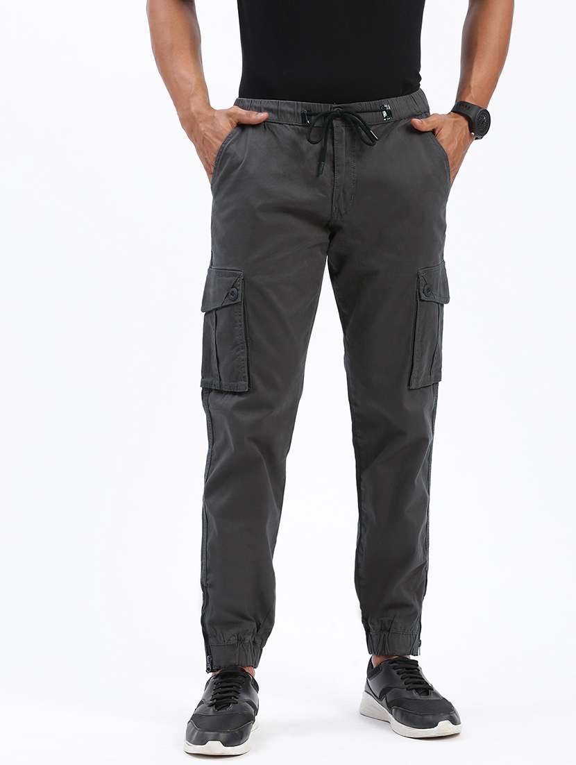 men solid regular fit cargo