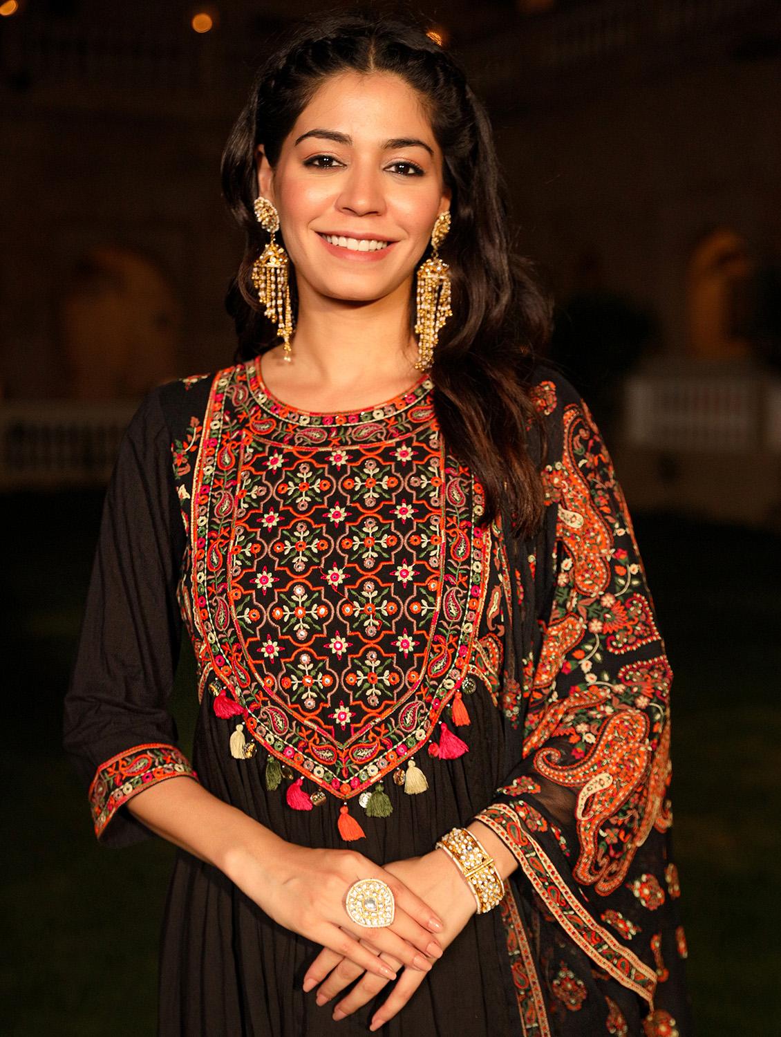 women black embroidered kurta dupatta set - 21601084 - Standard Image - 4