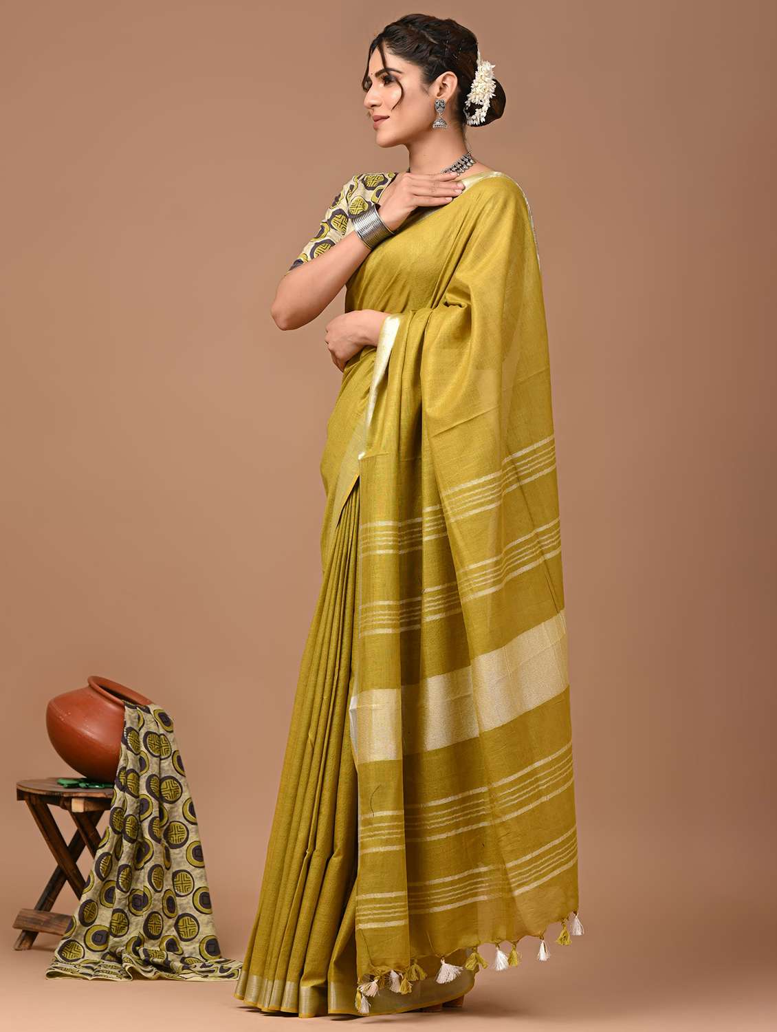 women solid handloom saree with blouse - 21613988 -  Standard Image - 1