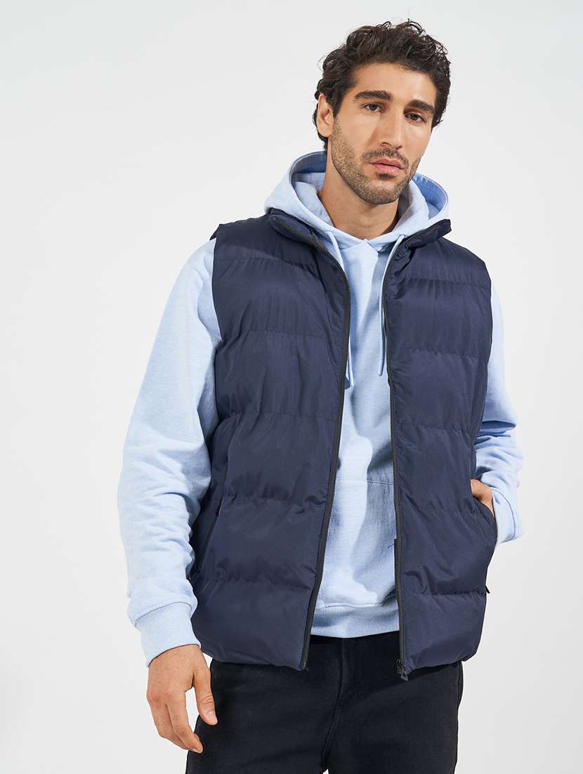 men solid sleeveless quilted jacket