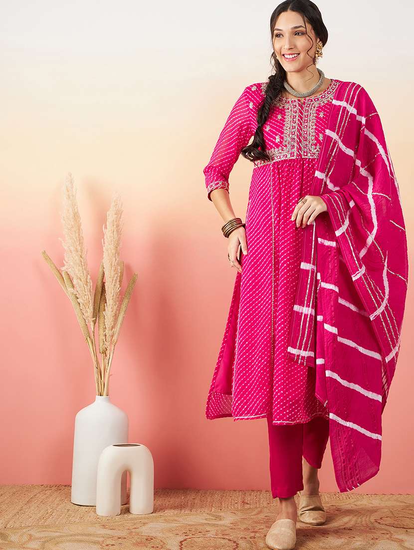 women pink leheriya print kurta pant set with dupatta