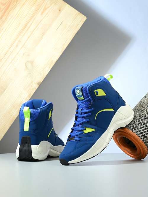 men lace up basketball sport shoes - 21633504 -  Standard Image - 0