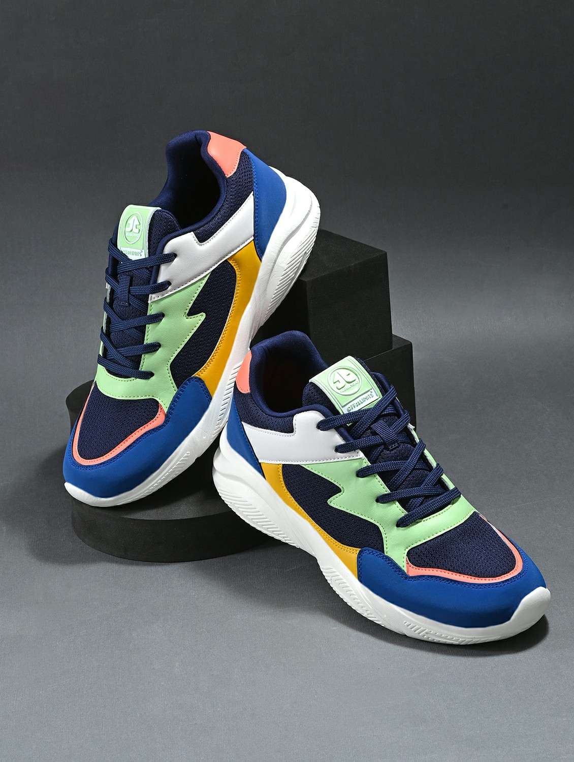 men lace up running sport shoes