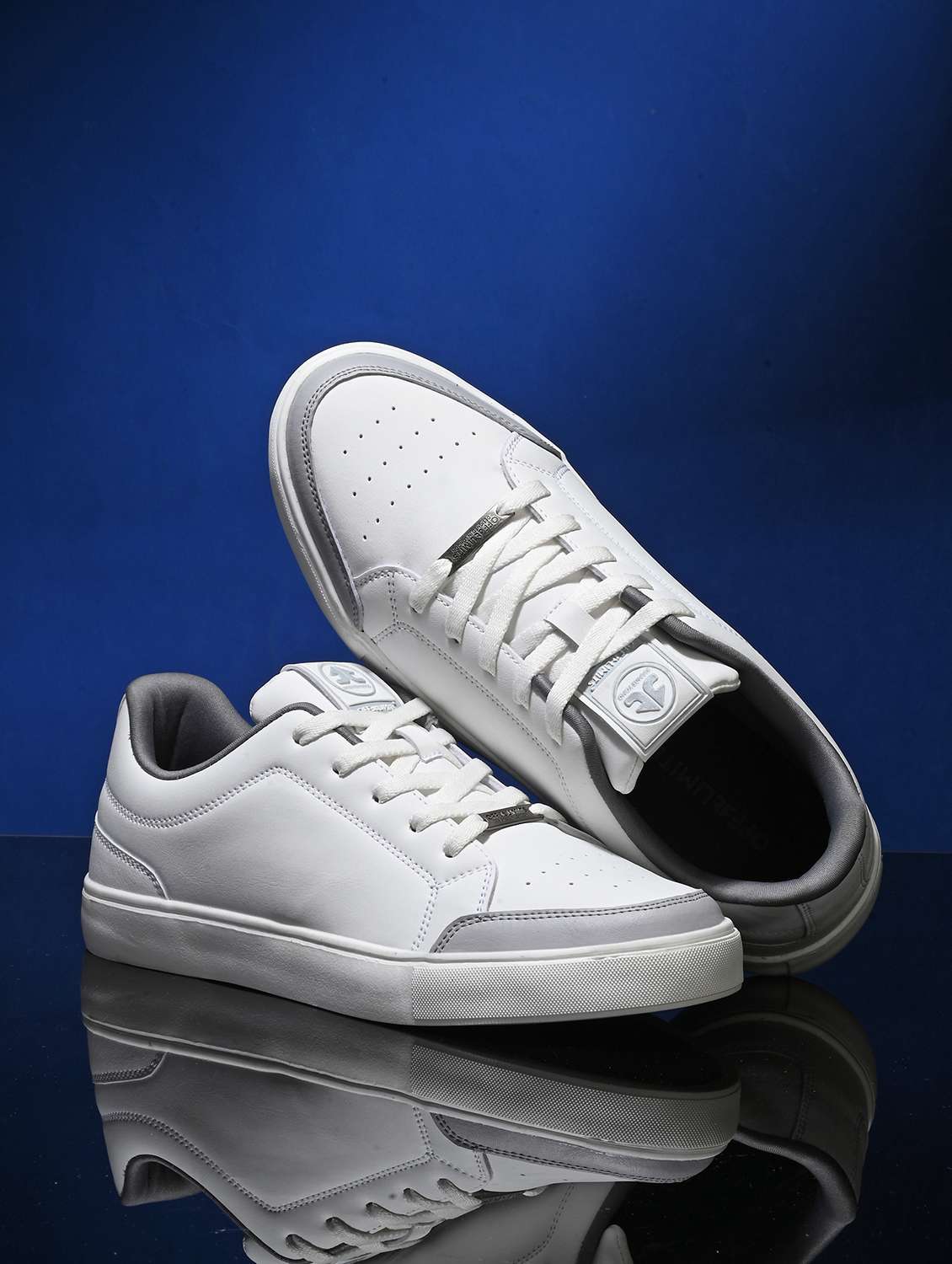 men solid lace up sneaker