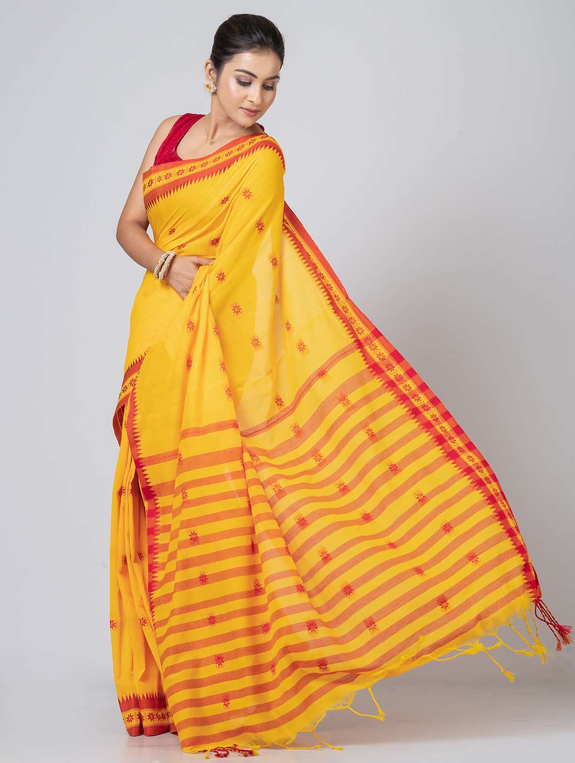 women self design handloom saree with blouse - 21648361 -  Standard Image - 1