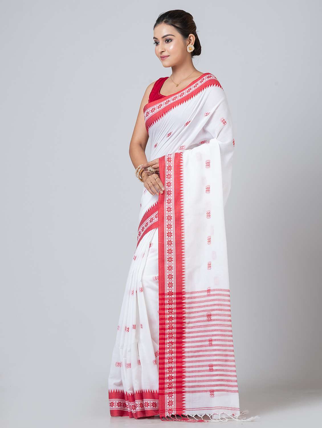women self design handloom saree with blouse - 21648362 -  Standard Image - 1