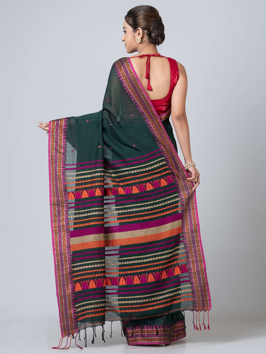 women self design handloom saree with blouse - 21648379 - Standard Image - 1