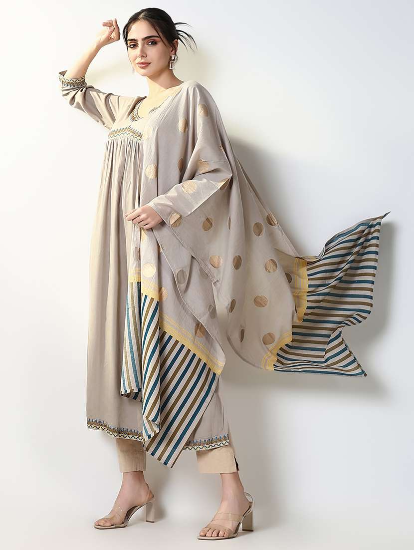 women embroidered v neck kurta dupatta set - 21661536 -  Standard Image - 4