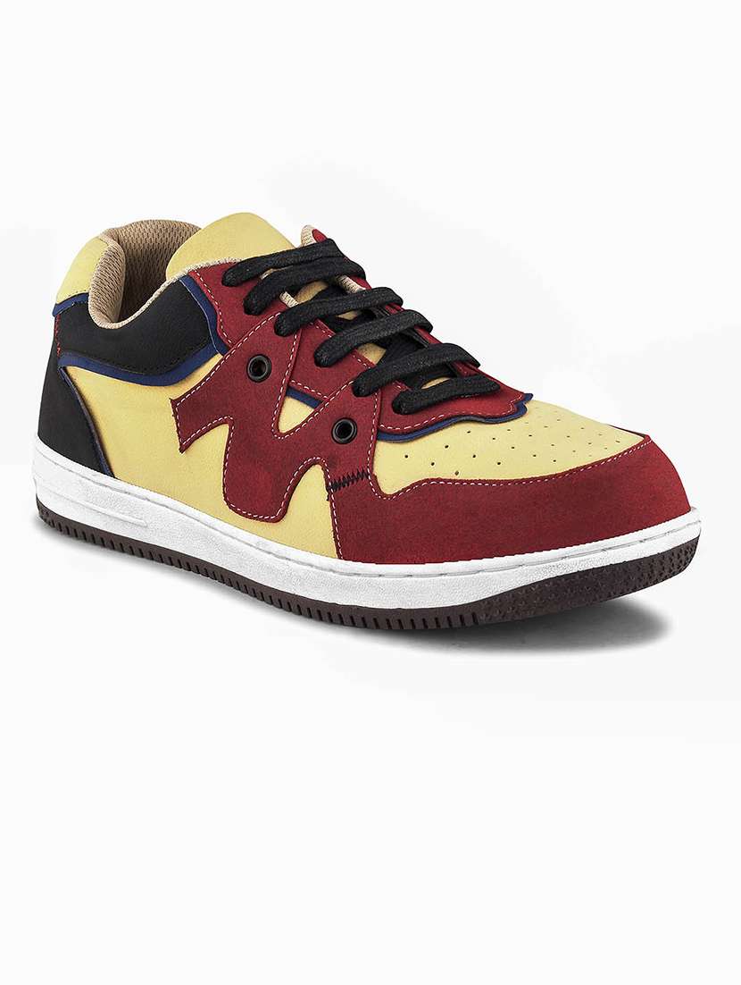 men lace up sneakers