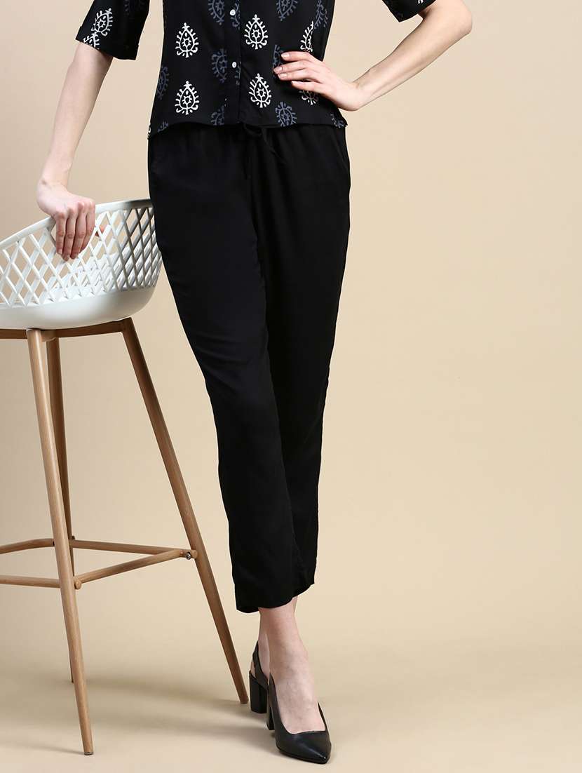 women black solid mid rise cigarette pant