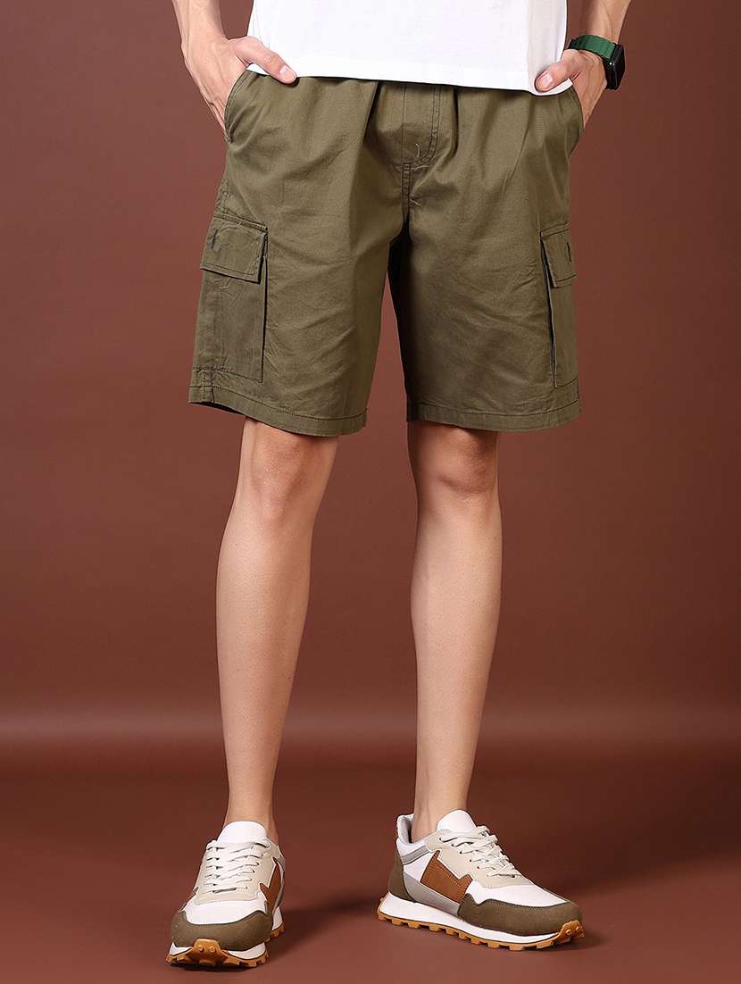 men mid rise solid cargo shorts