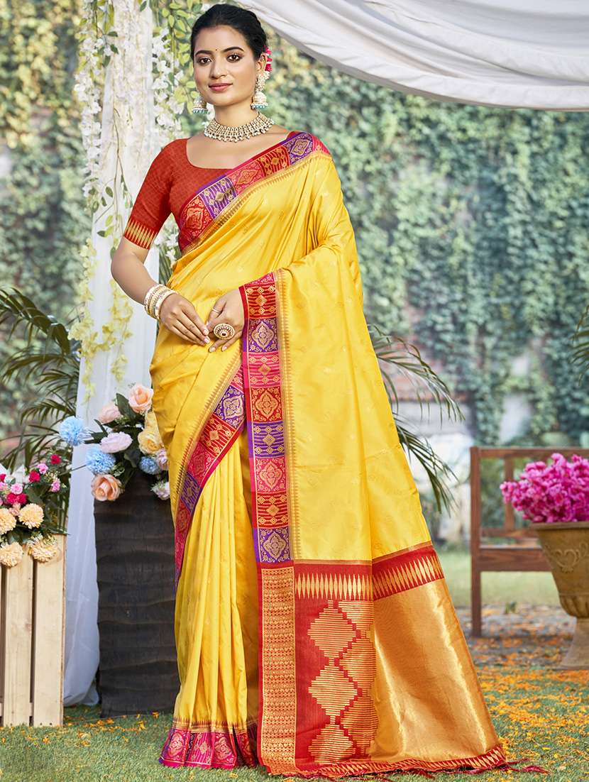 women self design bordered saree with blouse