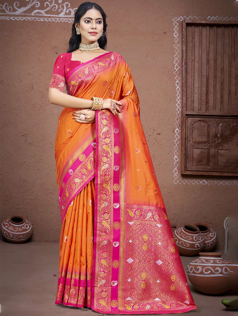 women self design bordered saree with blouse