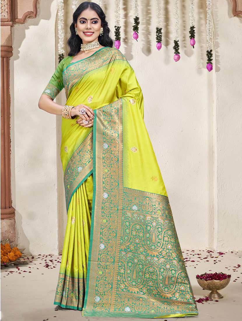 women self design bordered saree with blouse