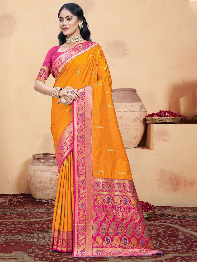 women self design bordered saree with blouse