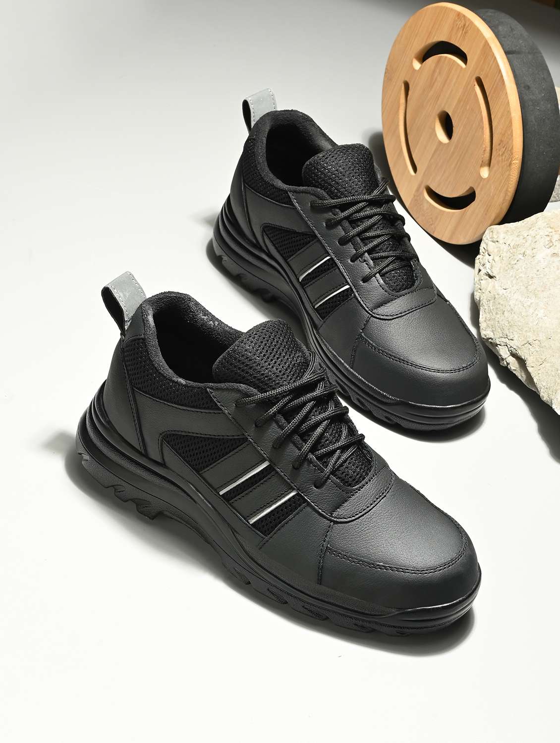 men lace up casual shoes