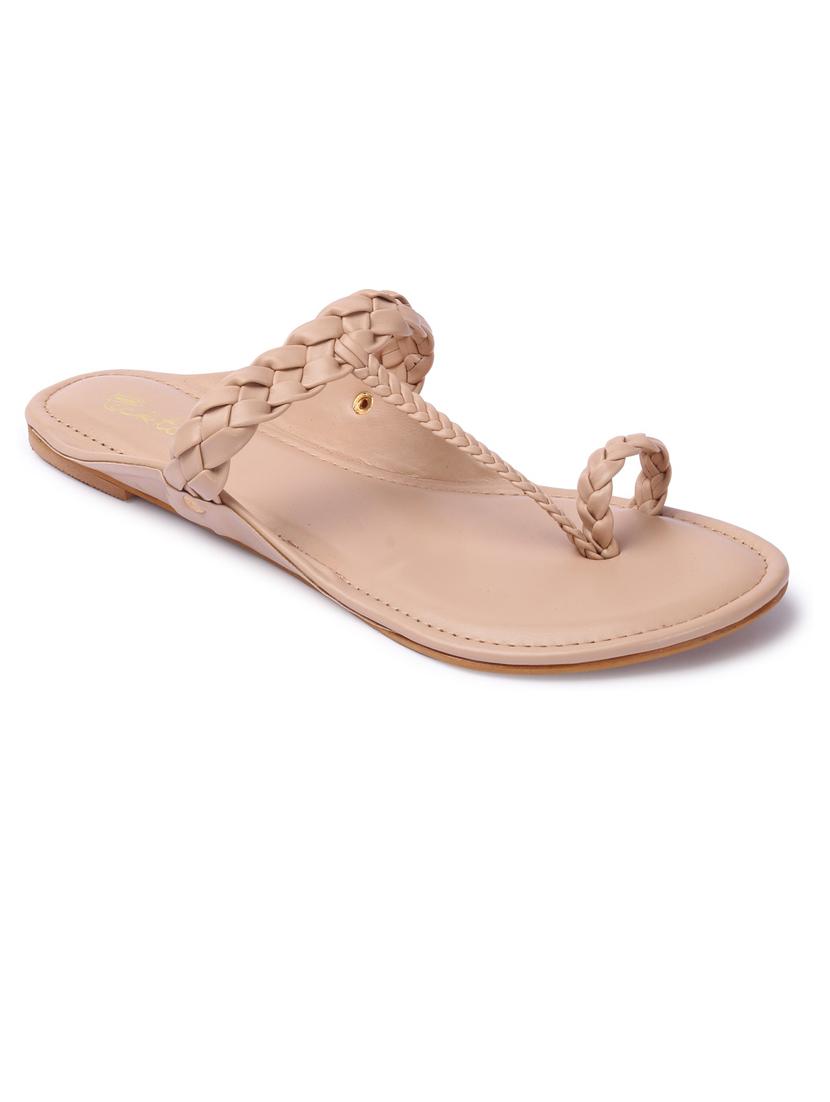 women one toe solid kolhapuri - 21676655 - Zoom Image - 0