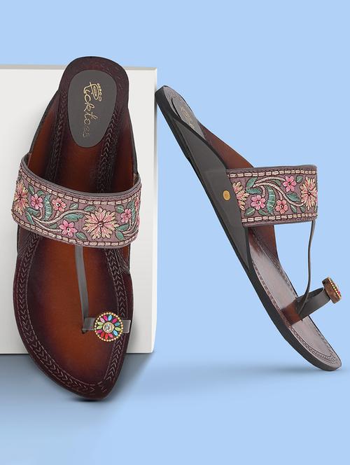 women embroidered one toe kolhapuri - 21676720 - Standard Image - 0
