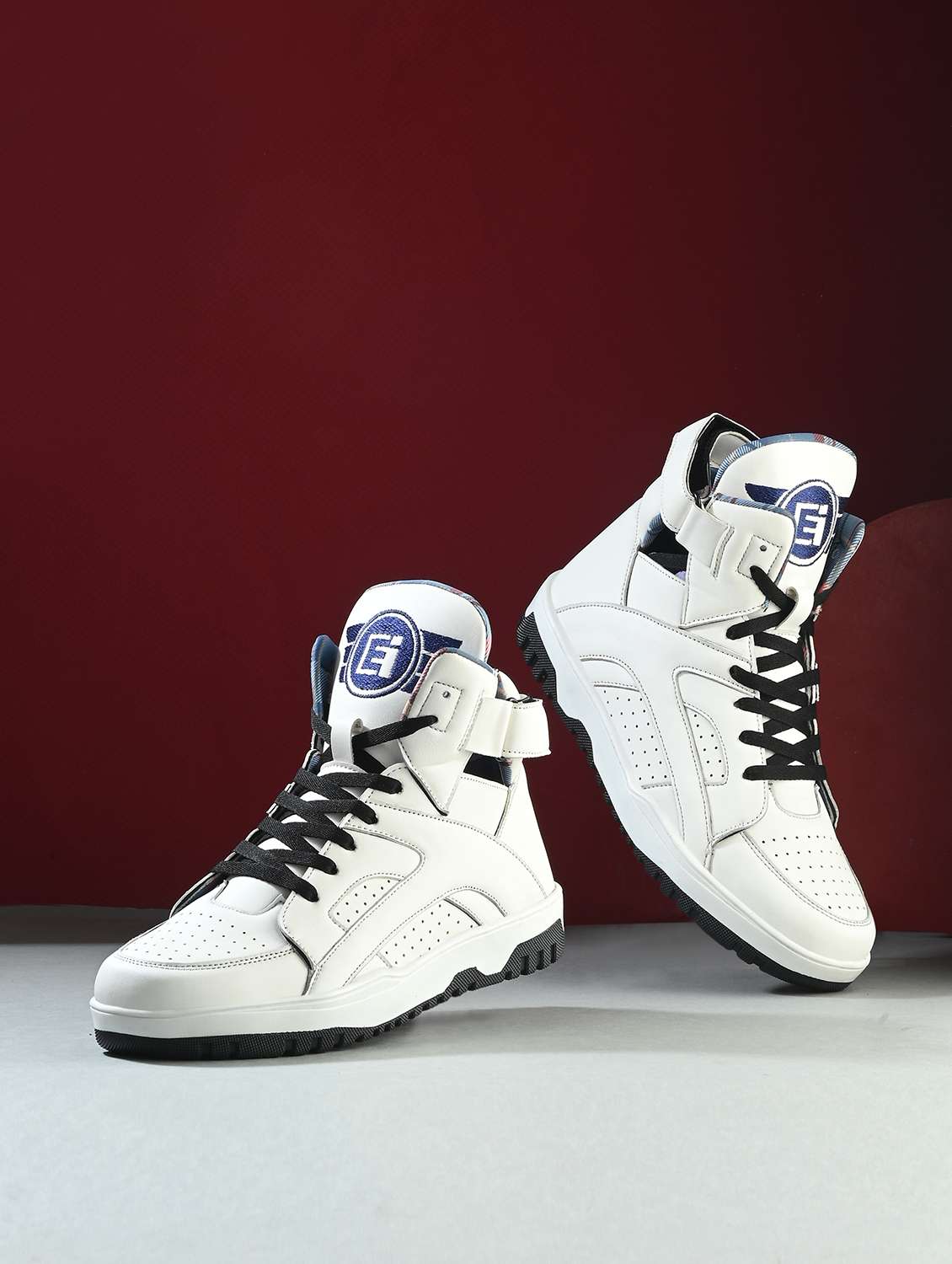 men white lace up sneakers - 21678344 -  Zoom Image - 0