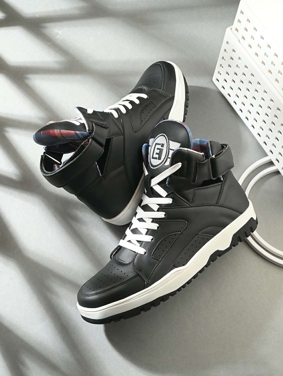 men black lace up sneakers