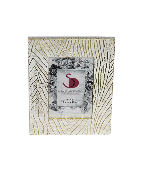 table mounted wood photo frame - 21678507 - Standard Image - 0