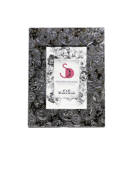 table mounted wood photo  frame - 21678508 -  Standard Image - 0