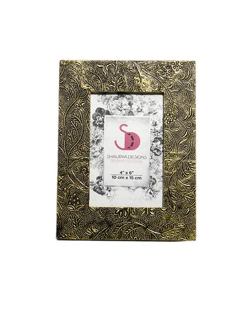 table mounted wood photo frame - 21678509 - Standard Image - 0
