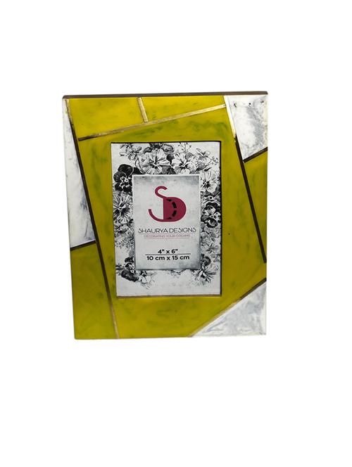 table mounted wood photo  frame - 21678511 -  Standard Image - 0