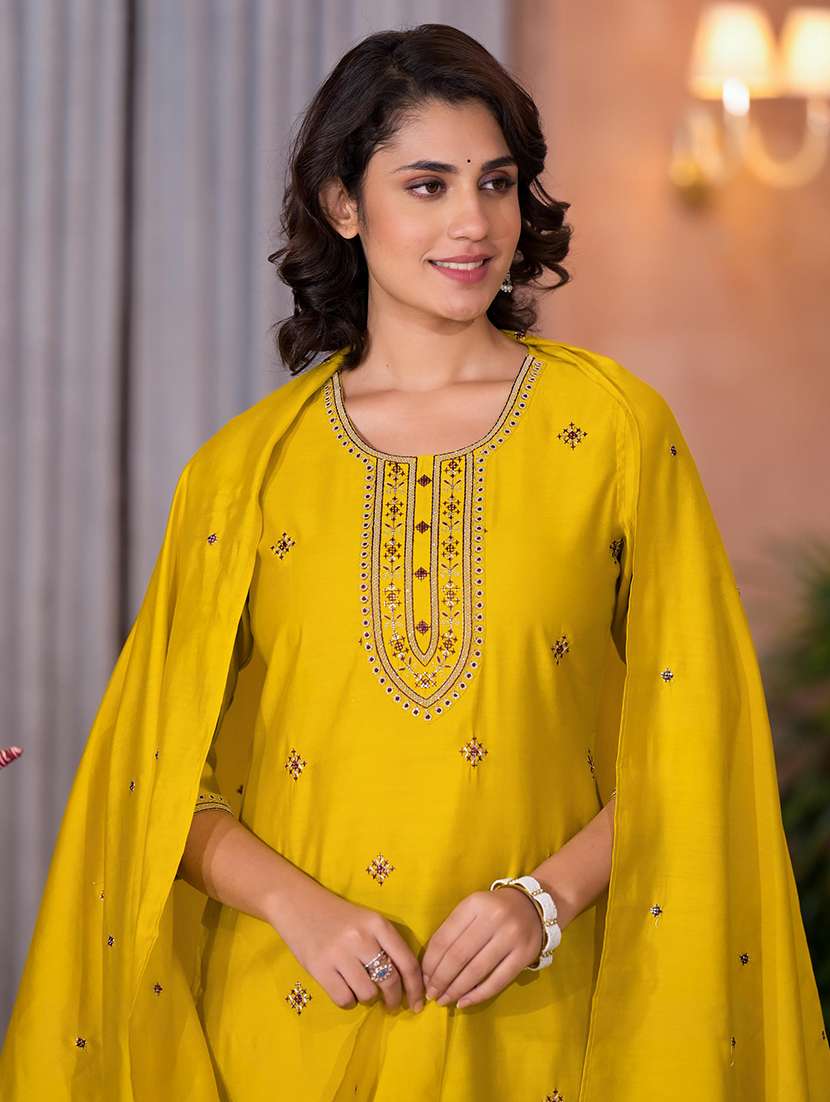 women embroidered kurta pant set with duaptta - 21680509 - Standard Image - 4