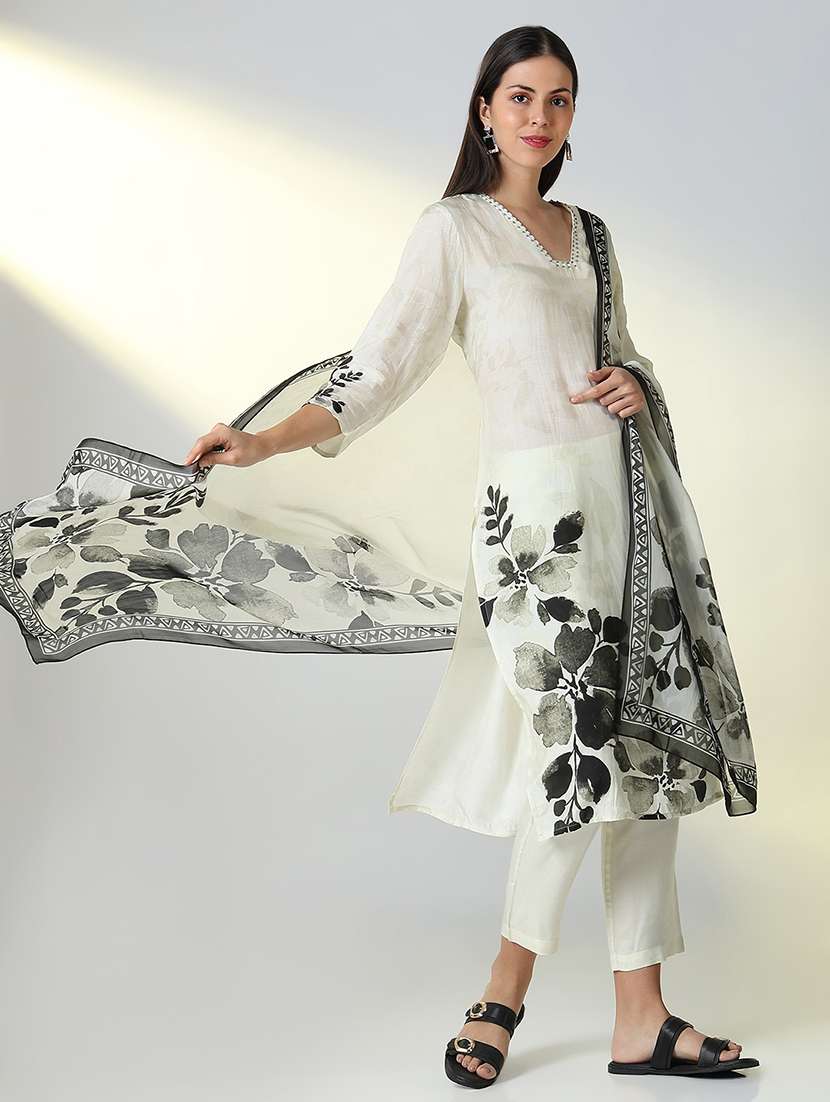 women floral printed kurta pant set with dupatta - 21682197 -  Standard Image - 4